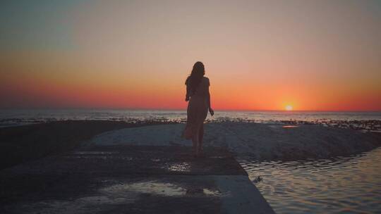 海边日落 美女夕阳