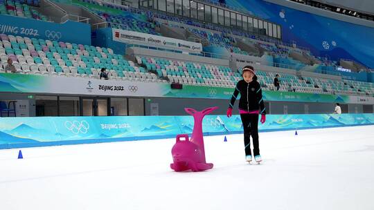 在“冰丝带”国家速滑馆练习滑冰的女孩视频素材模板下载
