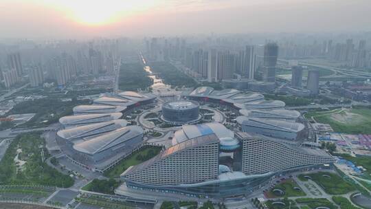 武汉国际博览中心，略俯环绕镜头