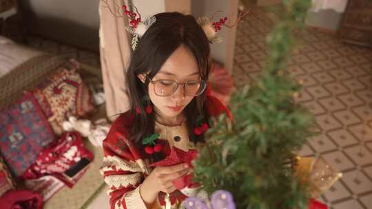 圣诞节漂亮女孩准备圣诞节礼物装饰圣诞树视频素材模板下载
