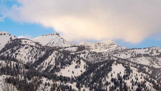 怀俄明州西部山区美丽日落光线的延时拍摄。拍摄于4K视频素材模板下载