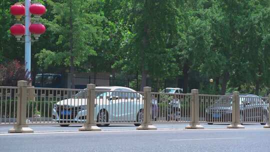 街道旁停放车辆与红灯笼景观