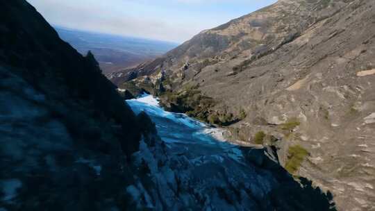 穿越机穿过峡谷山丘岩石海面海浪震撼合集