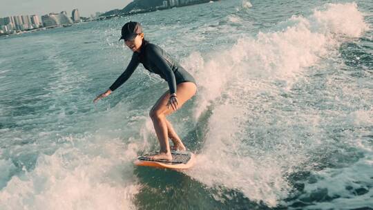 美女海上尾波冲浪特写