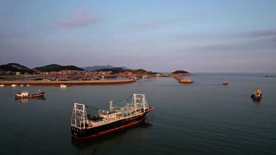 夕阳下海湾避风港渔船自然风光航拍