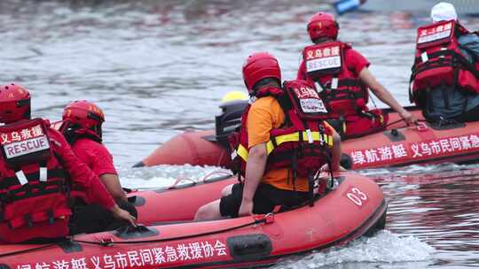 民间紧急救援队水上救援值班