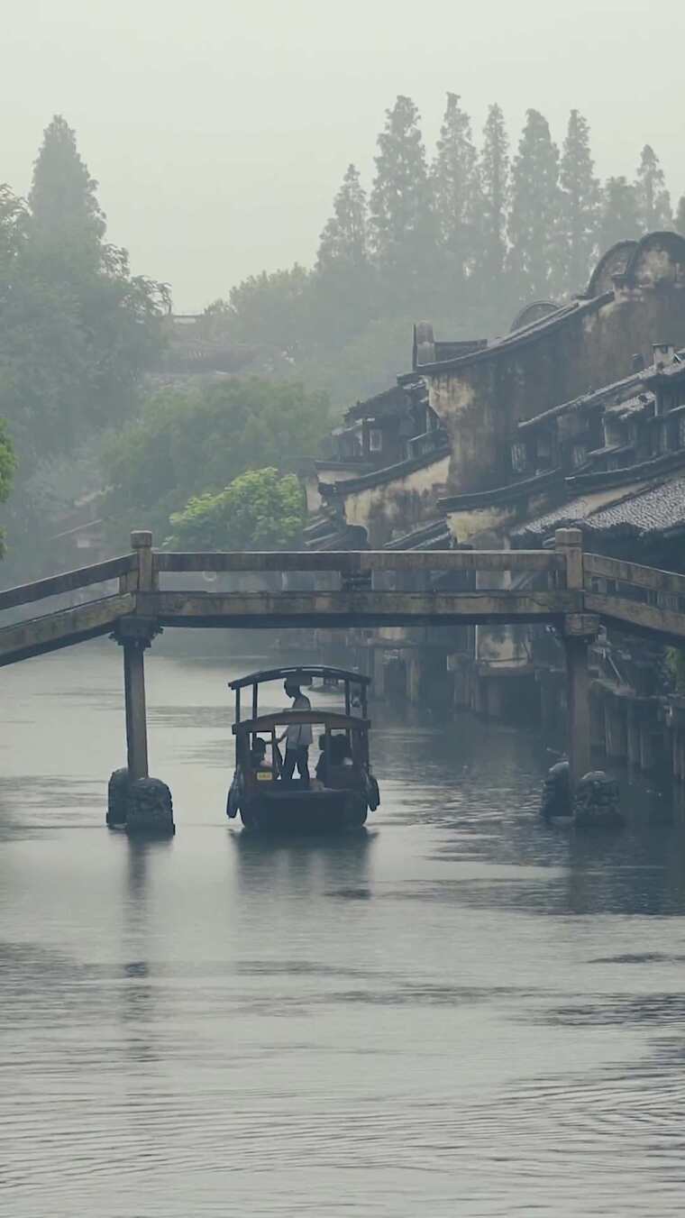 江南水乡游船穿行石桥下