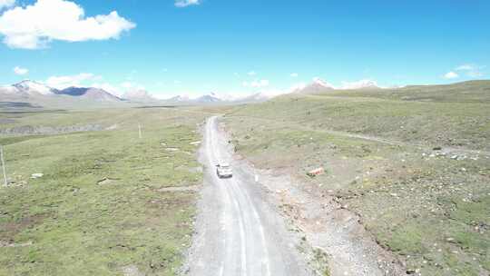自驾西藏无人盘山路跟拍蓝天白云群山原片视频素材模板下载