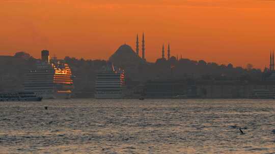 日落时观看博斯普鲁斯海峡（伊斯坦布尔）和埃米诺努1