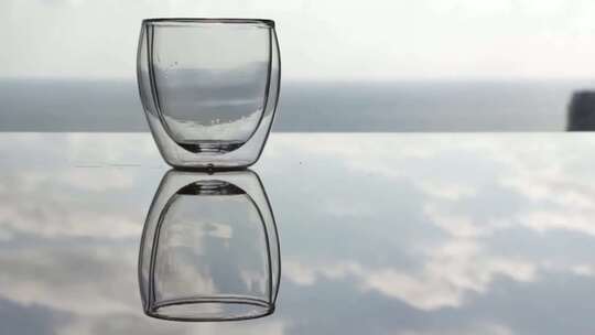 玻璃水杯倒水视频素材模板下载