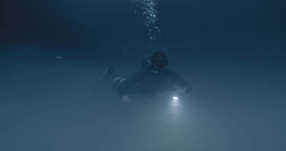 水下的潜水员