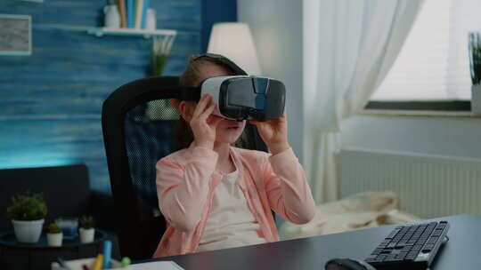 年轻女孩使用VR眼镜