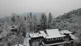 航拍杭州径山寺中式古建筑寺庙山顶森林雪景高清在线视频素材下载