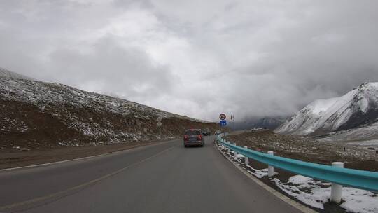 第一视角骑行在新疆独库公路山区雪山