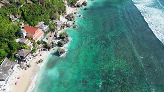 印度尼西亚巴厘岛宾宁海滩蔚蓝的水圈视频素材模板下载