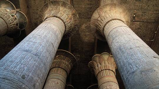 伊斯那库努姆神庙的石柱