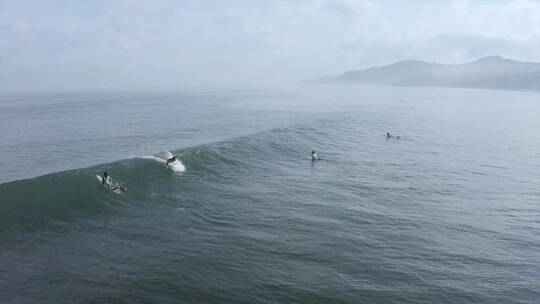 雾天冲浪的人航拍视频素材模板下载