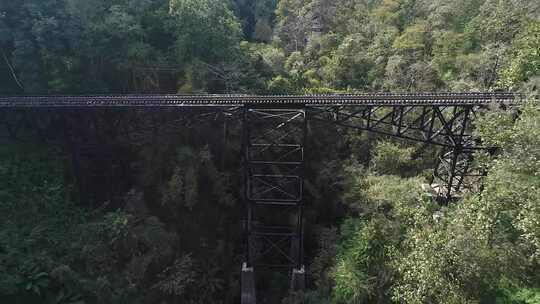 航拍显示了历史悠久的铁路的美景，这是最长