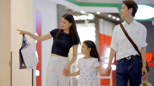 一家人商场逛街购物视频素材模板下载