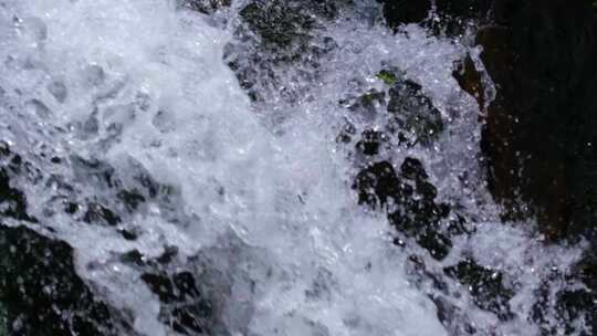 河边流水河流河水小溪流体液体水流慢动作美