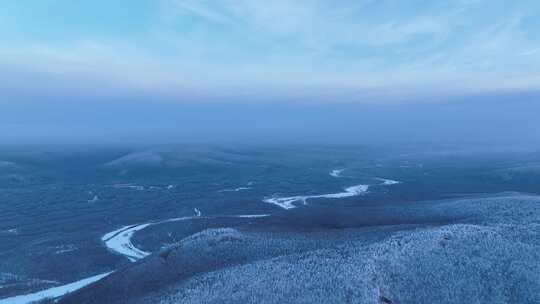 航拍黎明时的林海雪原寒气逼人