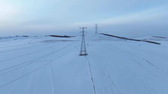 冬季雪原输电线路塔