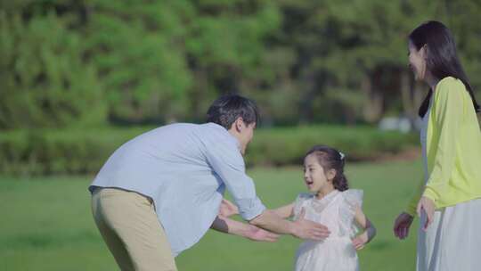 温馨的一家三口草地游玩