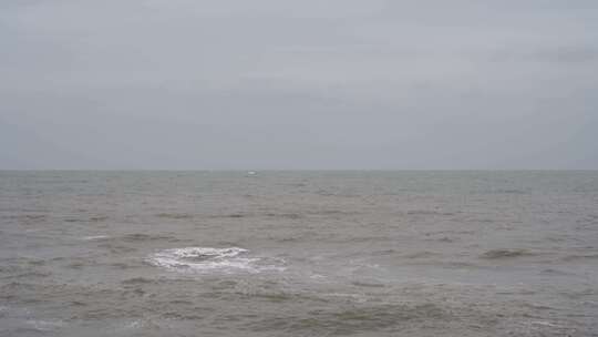 阴天大海礁石海岸边海水海边岩石大海上礁石