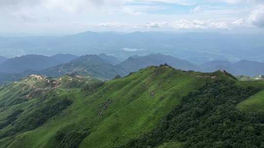 连绵起伏的绿色山脉自然风景