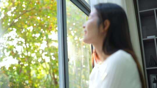 美女居家看窗外风景