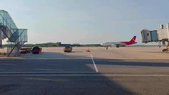 安徽合肥新桥国际机场停机坪上滑行的飞机视频素材模板下载