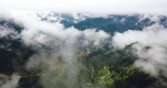 大自然穿云村庄风景