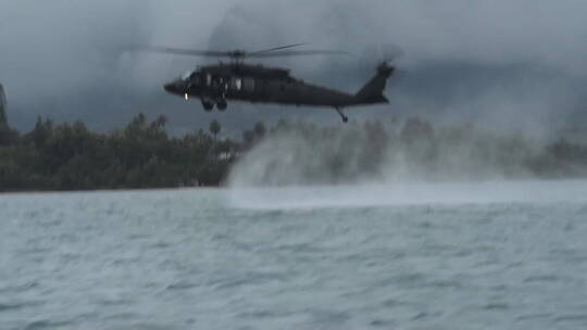 跳入海洋湾的直升机伞兵