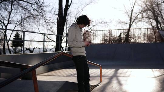 玩滑板的年轻人视频素材模板下载