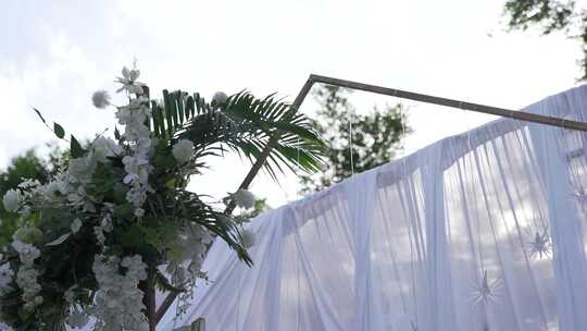 户外白色花卉婚礼场景、户外婚礼场地布置