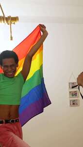 同性恋朋友挥舞同性恋旗帜时用相机拍照