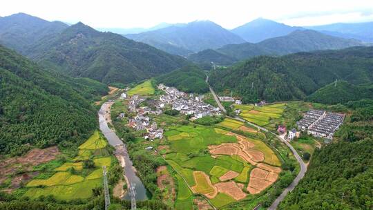 依山傍水美丽的新农村