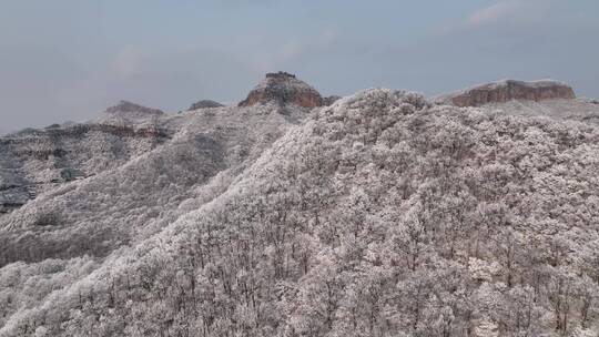 航拍焦作云台山峰林峡山脉冬季雾凇雪景