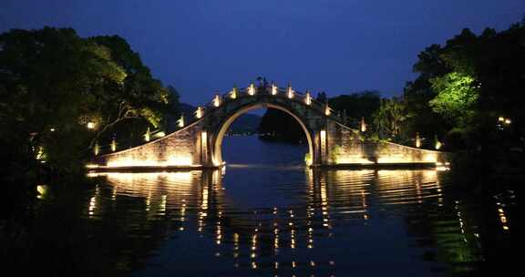 航拍杭州湘湖石拱桥夜景