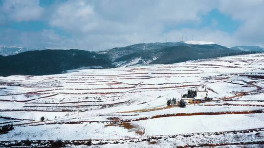 晴天蓝天下阳光照耀冬季白雪覆盖山川田野