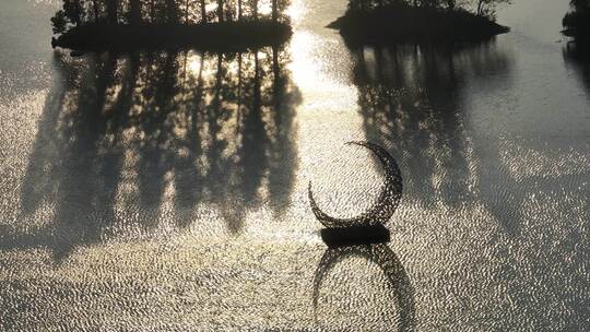 长焦下的公园湖面日落夕阳美景航拍