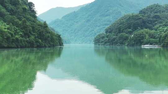 山水风光和湖面的倒影