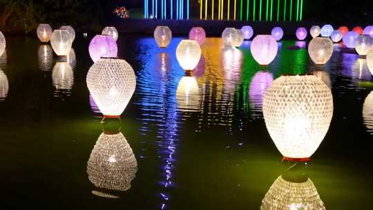 水面漂浮彩色花灯夜景