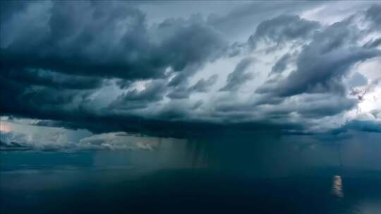 海上乌云密布暴雨天气景象