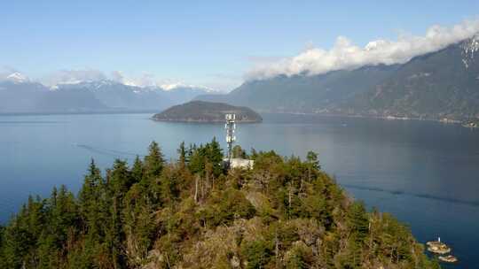 哥伦比亚省白天豪湾、山和鲍耶岛的全景。-天线