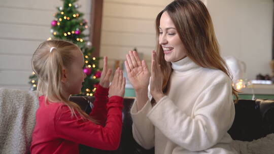 妈妈和女儿一起玩拍手