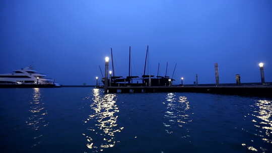 夜晚码头渔船