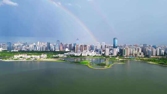 海南海口雨过天晴，航拍城市上空双彩虹