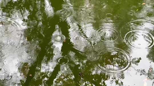 下雨天水面波纹