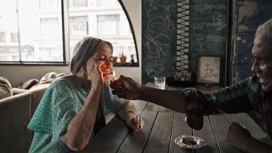 男人点燃女人的大麻关节